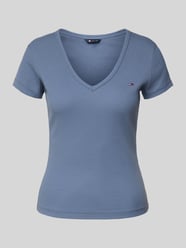 Slim Fit T-Shirt mit V-Ausschnitt von Tommy Jeans - 8