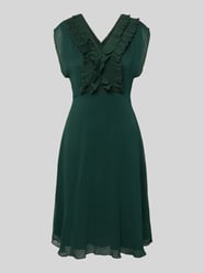 Knielanges Kleid mit Rüschen und V-Ausschnitt von zero - 39