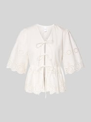 Bluzka o kroju regular fit z haftem angielskim model 'Cornelia' od YAS - 22