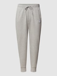Spodnie dresowe z wyhaftowanym logo od Adidas Sportswear Plus Szary - 22