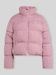 kurtka pikowana o kroju regular fit z wyhaftowanym logo od adidas Originals Fuksjowy - 39