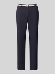 Chino mit Gürtel und Gesäßtaschen von Christian Berg Woman - 1