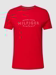 T-shirt met labelprint, model 'CURVE LOGO TEE' van Tommy Hilfiger Rood - 27