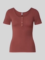 t-shirt o kroju slim fit z mieszanki bawełny model 'KITTE' od PIECES - 30