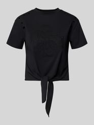 męski t-shirt o kroju regular fit z perforowaniem od GUESS - 9