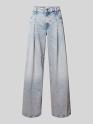 Jeansy o kroju wide fit z zakładkami w pasie od GUESS Jeans - 5