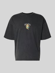 T-Shirt mit überschnittenen Schultern von REVIEW - 44