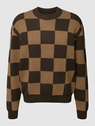 Sweter z dzianiny we wzory na całej powierzchni od MCNEAL Brązowy - 47