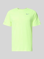 Koszulka funkcyjna z logo i okrągły dekolt model 'Stride' od Nike Training - 2