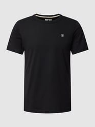 T-shirt z detalem z logo model ‘AKROD’ od Anerkjendt - 32