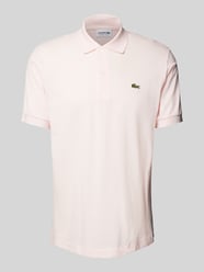 Koszulka polo o kroju classic fit z naszywką z logo od Lacoste Fuksjowy - 6