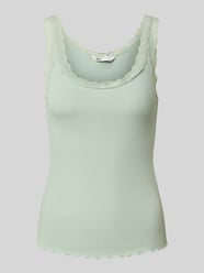 Top o kroju regular fit z dołem obszytym falbaną model ‘SARA’ od Only - 23