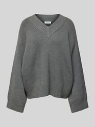 Gebreide pullover met V-hals, model 'Solveig' van EDITED Grijs / zwart - 16