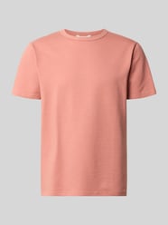 t-shirt o kroju regular fit z mieszanki bawełny model 'SANDER' od Selected Homme Fuksjowy - 18
