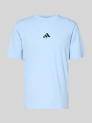 T-Shirt mit Label-Detail von adidas Sportswear - 40