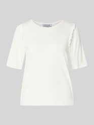 damski t-shirt krój regular fit z mieszanka wiskozy z obszycie falbanami od MORE & MORE - 39