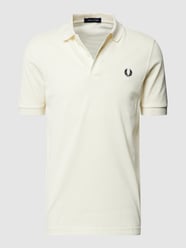 Koszulka polo z wyhaftowanym logo model ‘PLAIN’ od Fred Perry Biały - 3