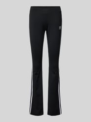 Flared Leggings mit Label-Print von adidas Originals Schwarz - 23