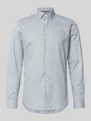 Koszula o kroju slim fit biznes z kołnierzykiem typu kent od Jake*s - 7