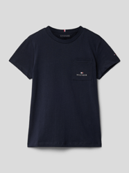 T-Shirt mit Brusttasche Modell 'ESSENTIAL' von Tommy Hilfiger Teens Blau / Türkis - 26