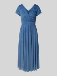Schimmerndes Cocktailkleid mit V-Ausschnitt von Vera Mont - 38
