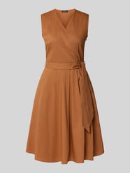 Knielanges Wickelkleid mit V-Ausschnitt von More & More - 25