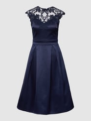 Cocktailkleid mit floraler Stickerei von Lipsy - 9