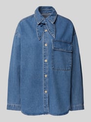 Oversized denim overhemdjack met paspelzak op de borst, model 'Anisha' van EDITED - 32