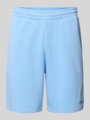 Szorty z dzianiny dresowej o kroju relaxed fit z wyhaftowanym logo od REVIEW - 1