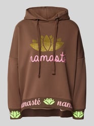 Hoodie mit Ziersteinbesatz und überschnittenen Schultern von miss goodlife - 14