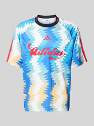 Regular Fit T-Shirt mit Allover-Muster von adidas Sportswear - 14