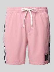 Spodenki kąpielowe o kroju relaxed fit z naszywką z logo od Quiksilver Fuksjowy - 13