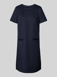 Knielanges Kleid mit Rundhalsausschnitt von Christian Berg Woman Selection - 35