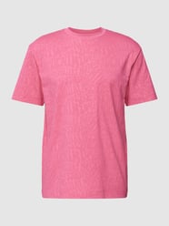T-shirt o kroju relaxed fit ze wzorem z logo na całej powierzchni od Tom Tailor Denim Różowy - 42