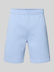 Szorty dresowe o kroju regular fit z mieszanki bawełny od Lacoste - 20