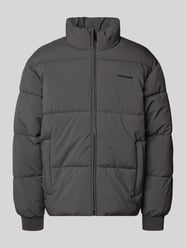 Kurtka w stylu puffer o kroju regular fit z wyhaftowanym logo model 'Solin' od PEGADOR - 7