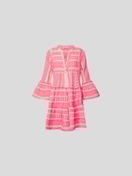 Minikleid mit grafischem Muster von Devotion Rosa - 30