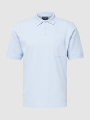 Poloshirt mit kurzer Knopfleiste und Logo-Stickerei von Christian Berg Men Blau - 19