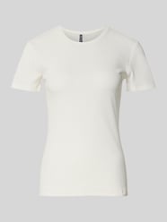 T-shirt o kroju slim fit z mieszanki bawełny model ‘RUKA’ od PIECES - 13