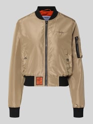 bomberjack met labelpatch en ritszak op de mouwen van Original Bombers Beige - 8