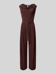 Cocktail-Jumpsuit mit Wasserfall-Ausschnitt und Bindegürtel von Rinascimento - 4