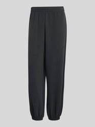 Dresowe spodnie w kroju comfort fit z nadrukiem logo od adidas Sportswear - 47