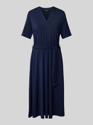 Midi-jurk met V-hals en strikceintuur van More & More - 8