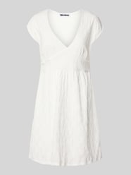 Kurzes Kleid mit V-Ausschnitt, Lochstickerei und großer Schleife von REVIEW - 22