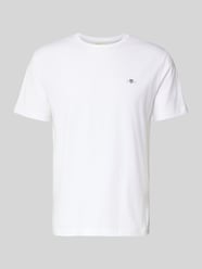 T-shirt o kroju regular fit z wyhaftowanym logo model ‘SHIELD’ od GANT - 39
