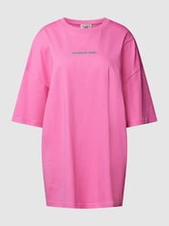 T-shirt o kroju oversized z detalem z logo model ‘Uni’ od Colourful Rebel Fuksjowy - 18