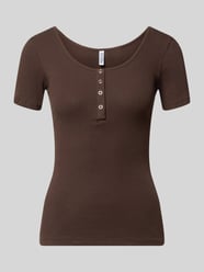 t-shirt o kroju slim fit z mieszanka bawełny model 'KITTE' od PIECES - 32