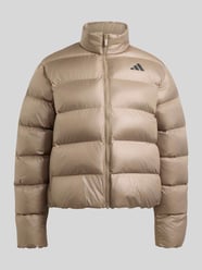 Regular Fit Steppjacke mit Logo-Print von adidas Sportswear Beige - 38