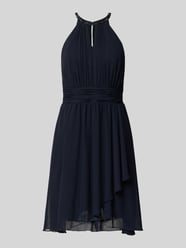 Knielanges Cocktailkleid mit Schlüsselloch-Ausschnitt von Jake*s Cocktail - 43