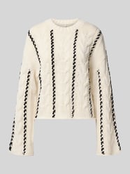 Sweter z dzianiny o kroju regular fit ze ściegiem warkoczowym model ‘TESSA’ od Only - 29